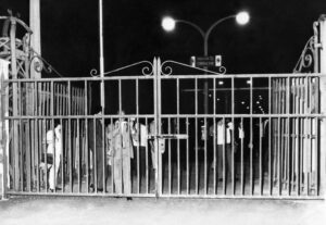 La Linea de la Concepción (Cádiz), 8-6-1969.- Periodistas británicos y residentes gibraltareños observan como los oficiales de aduanas españoles cierran la verja de entrada hacia España, según lo acordado el pasado día 6 en Consejo de Ministros.EFE/aa