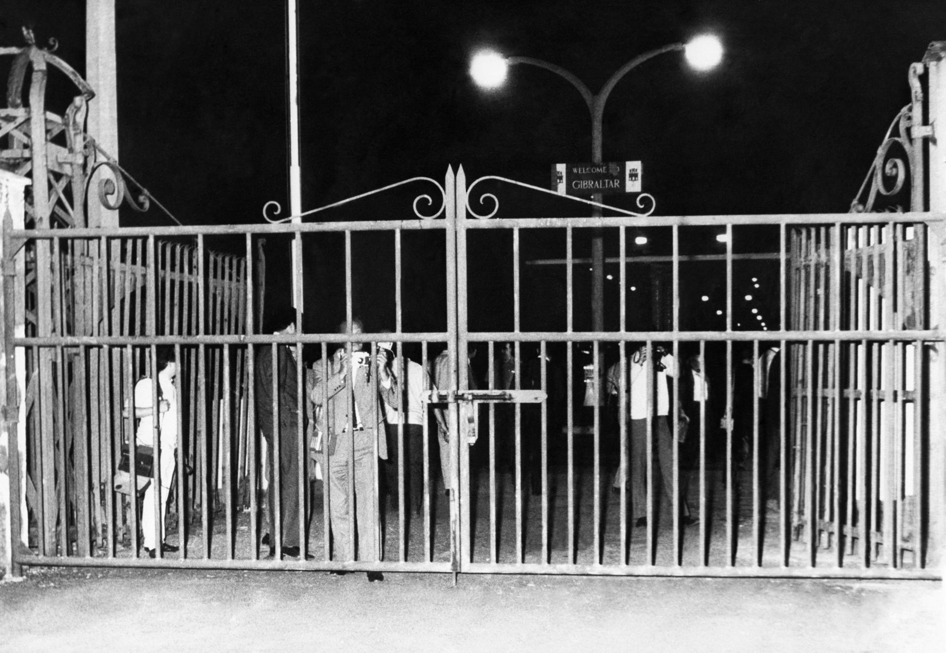 La Linea de la Concepción (Cádiz), 8-6-1969.- Periodistas británicos y residentes gibraltareños observan como los oficiales de aduanas españoles cierran la verja de entrada hacia España, según lo acordado el pasado día 6 en Consejo de Ministros.EFE/aa