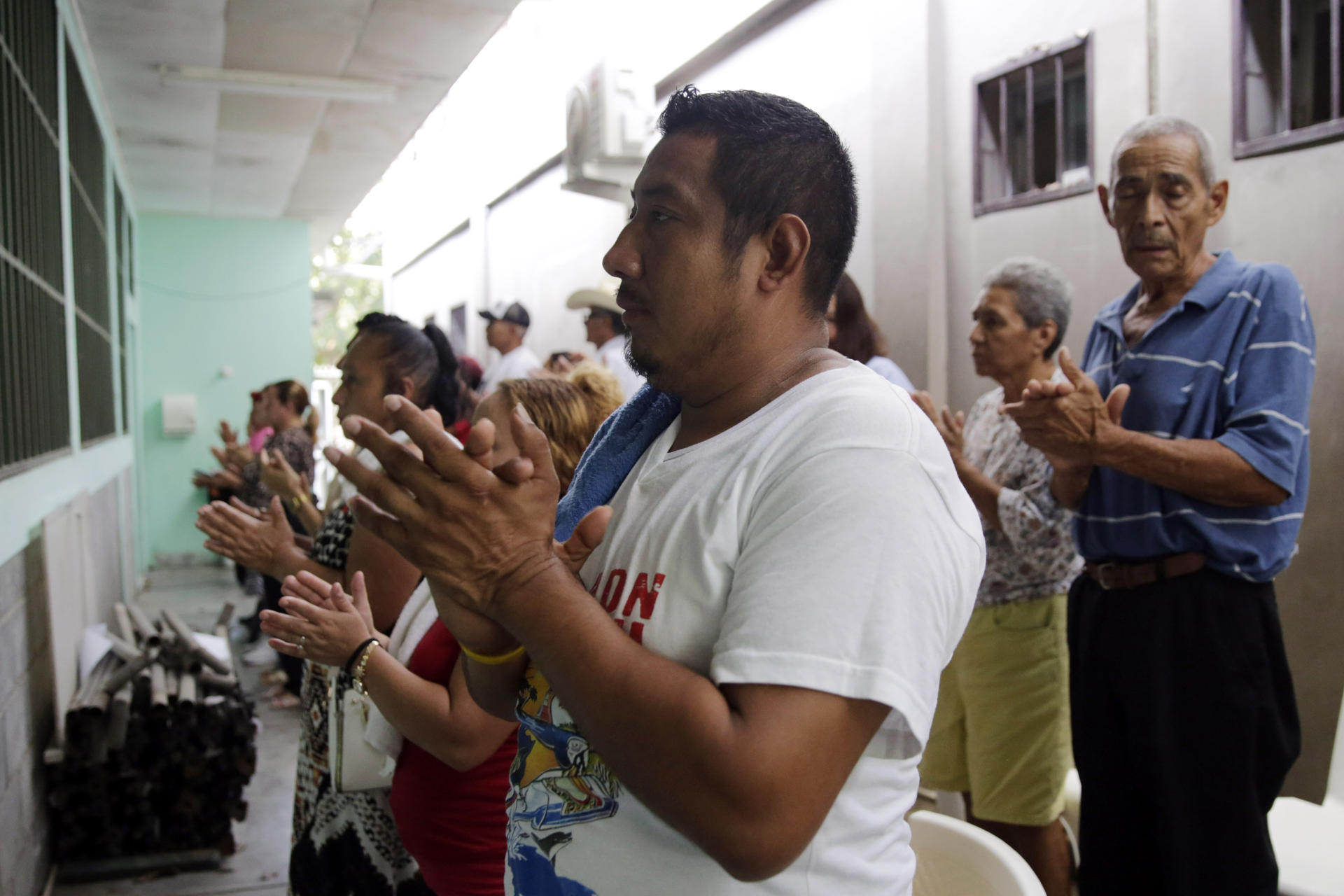 Personas participan en una eucaristía este 25 de junio de 2025, en El Progreso (Honduras). EFE/ Gustavo Amador
