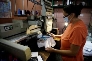 Fotografía de archivo de una operaria de un taller de bordados en San Salvador (El Salvador). EFE/Rodrigo Sura