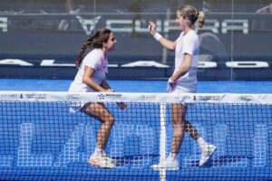 La pareja formada por Ari Sánchez (d) y Paula Josemaría (i) celebra su victoria en la final femenina del Oysho Valladolid Pádel Premier P2, en Valladolid. EFE/Nacho Gallego