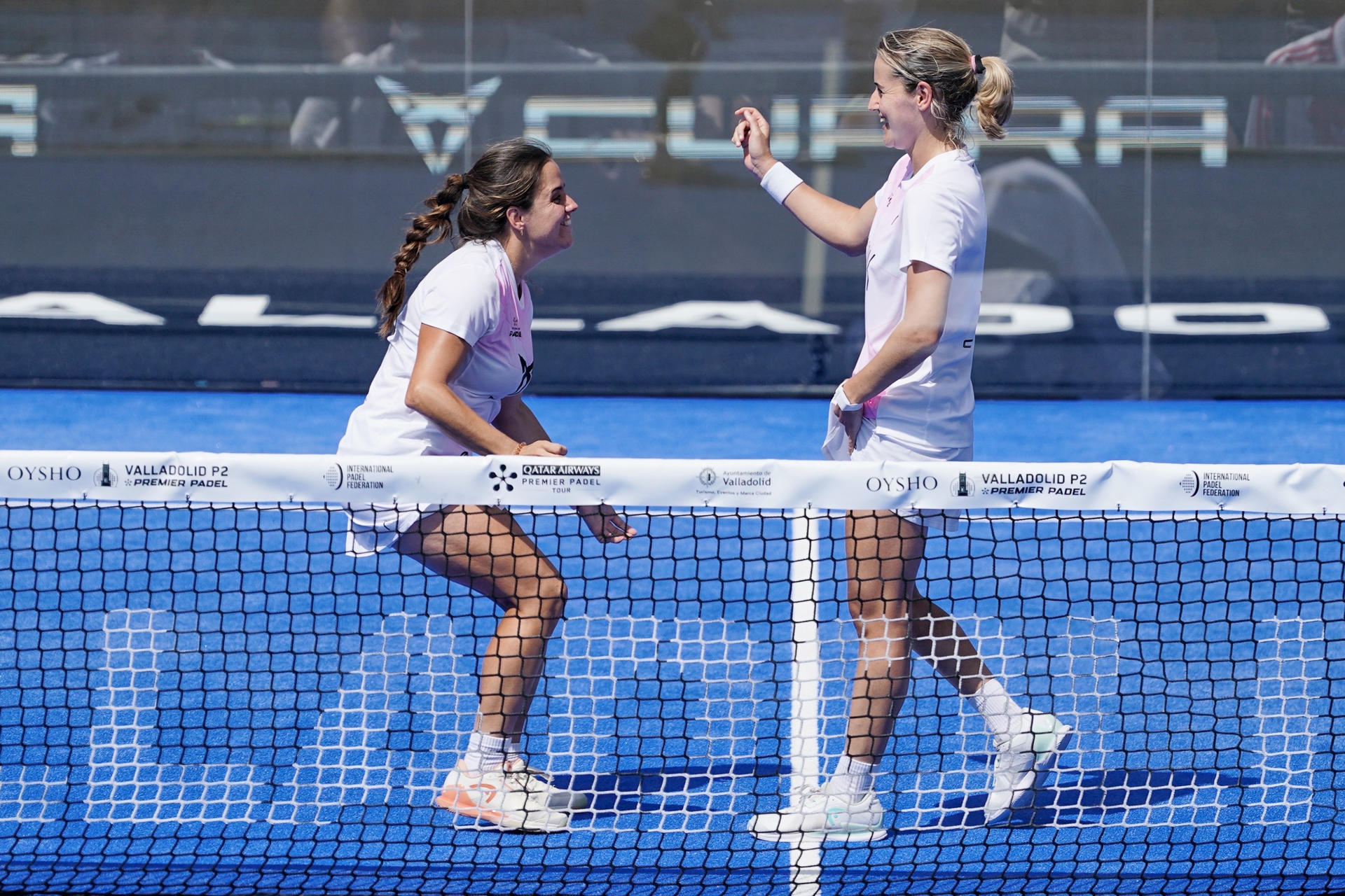 La pareja formada por Ari Sánchez (d) y Paula Josemaría (i) celebra su victoria en la final femenina del Oysho Valladolid Pádel Premier P2, en Valladolid. EFE/Nacho Gallego