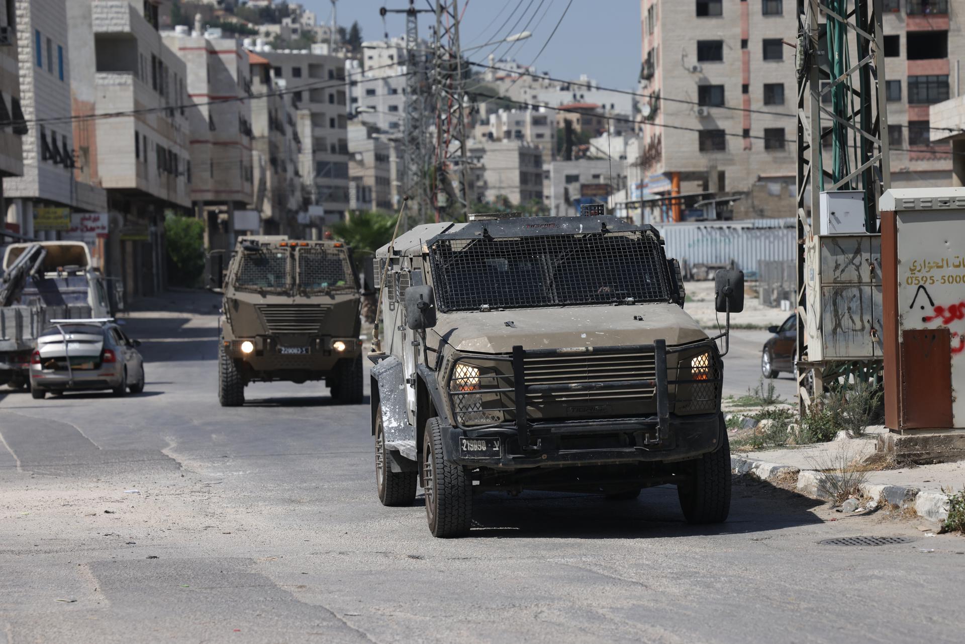 BALATA (-), 18/06/2025.- Israeli army vehicles move in the streets during a military operation in the Balata refugee camp, near the West Bank city of Nablus, 18 June 2025. According to the Palestinian Health Ministry, at least 20 Palestinians were wounded during the operation. EFE/EPA/ALAA BADARNEH