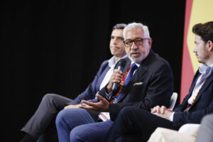 Pablo Flores, Director General del Palace Hotel Madrid, participa en la mesa "El impacto de los grandes eventos deportivos en Madrid", moderada por el director de Deportes de la Agencia EFE, Luis Villarejo, en jornada inaugural del "Sports Summit Madrid 2025". EFE/David Fernández