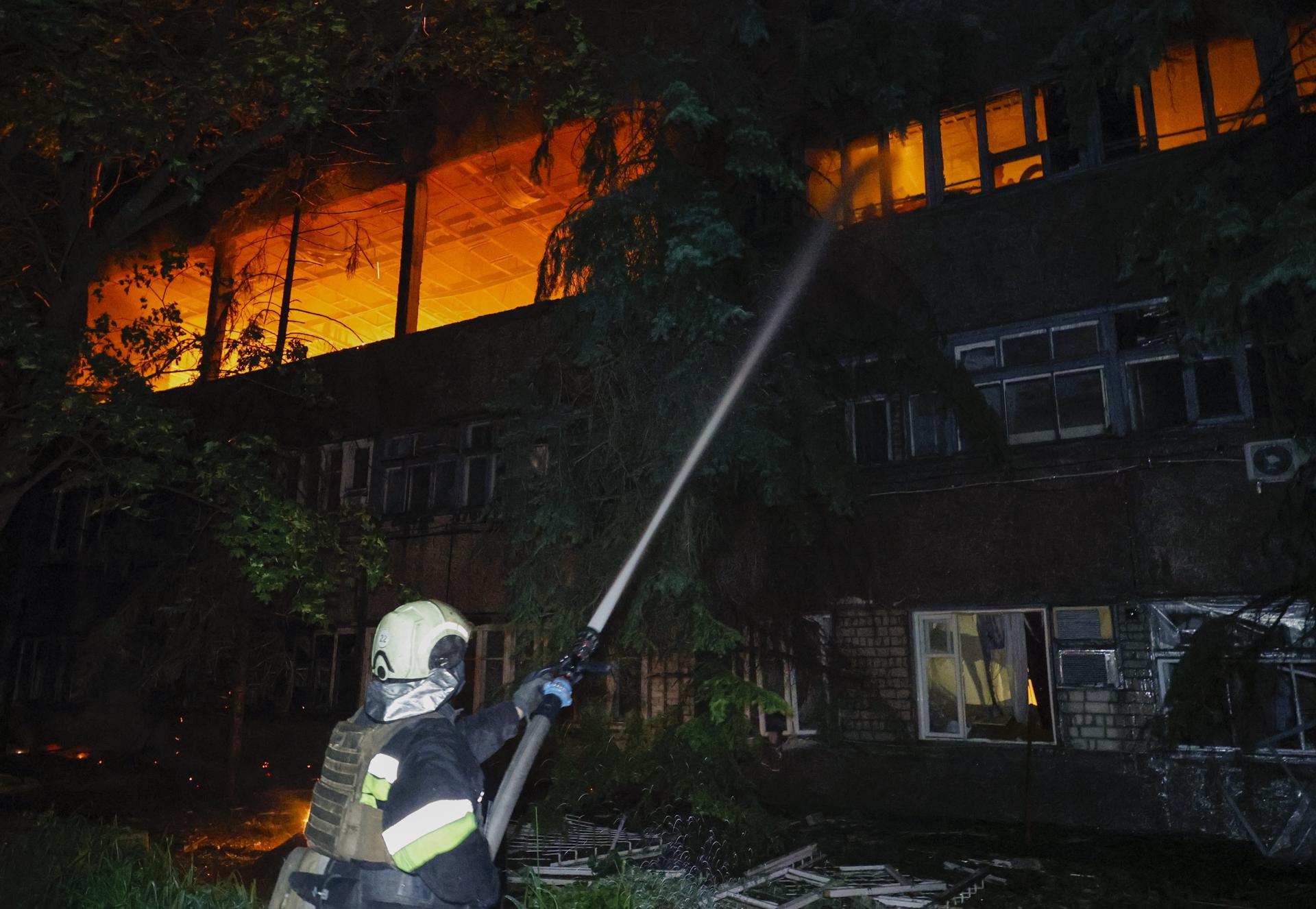 Los bomberos trabajan en el lugar de un ataque con drones en Járkov, en el noreste de Ucrania, el 11 de junio de 2025. EFE/EPA/SERGEY KOZLOV