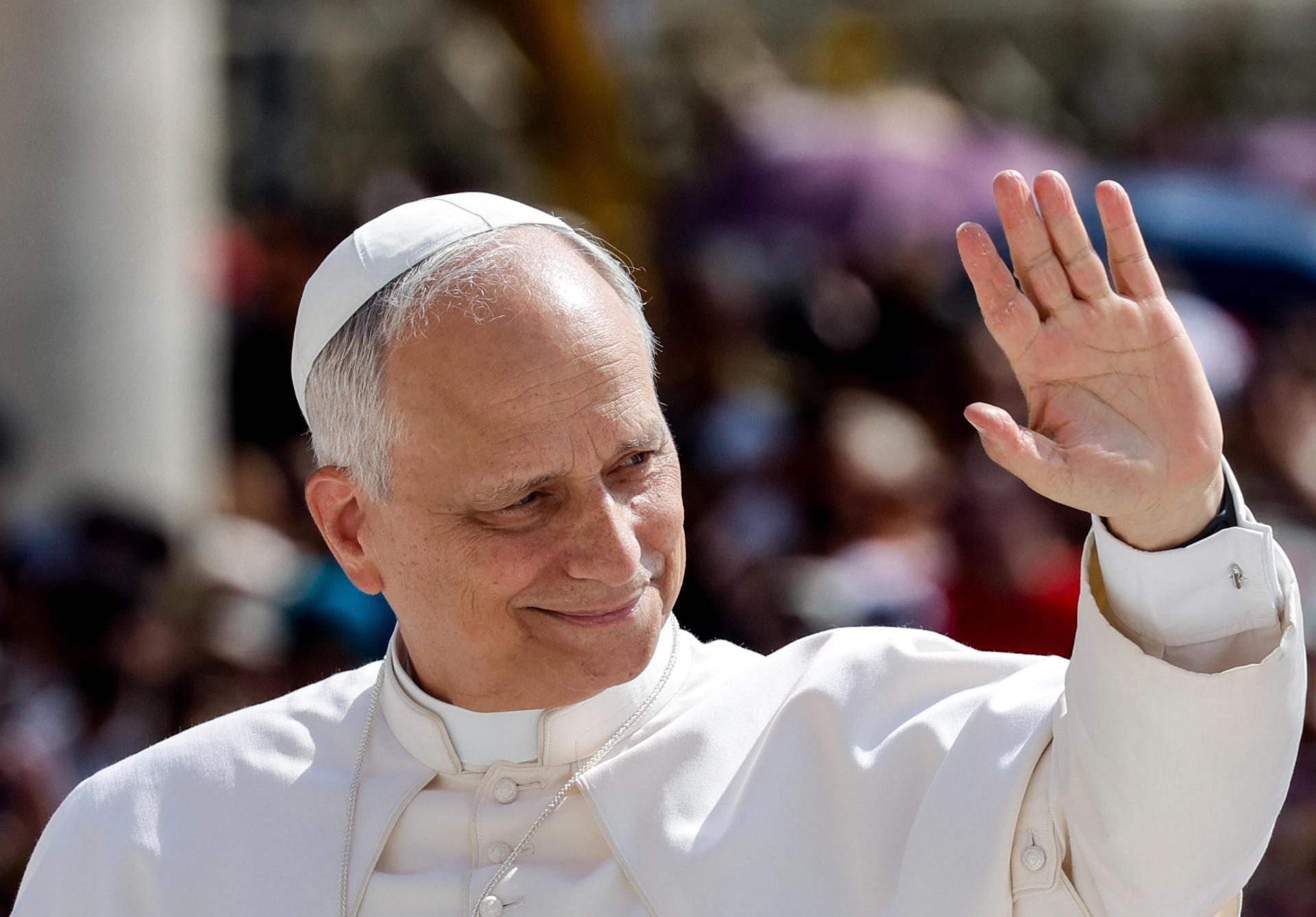El papa León XIV saluda en la audiencia general semanal en la Plaza de San Pedro, Ciudad del Vaticano, 11 de junio de 2025. EFE/EPA/GIUSEPPE LAMI