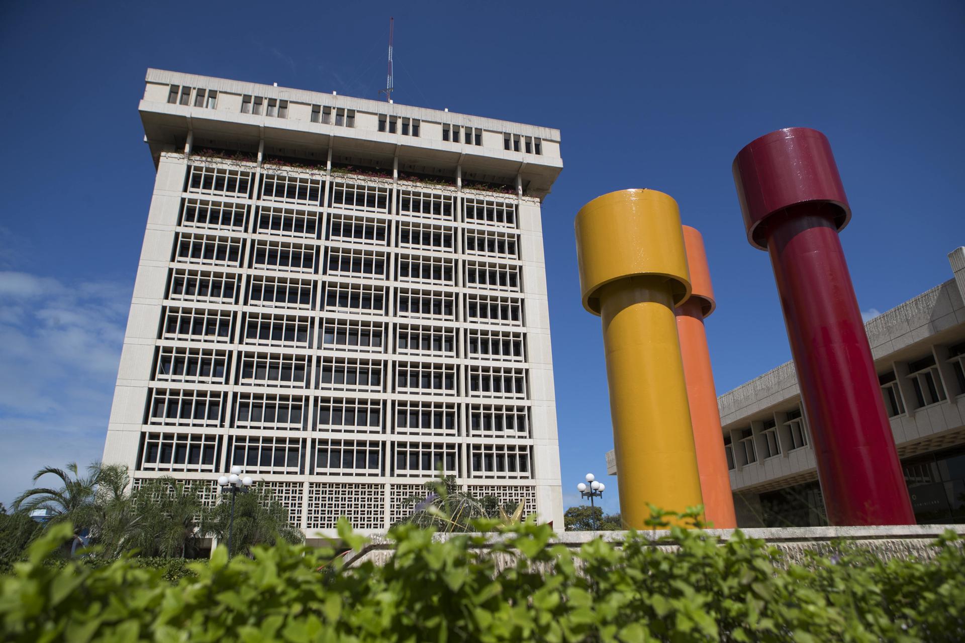 Fotografía de archivo de una vista general del edificio sede del Banco Central de la República Dominicana (BCRD), en Santo Domingo. EFE/Orlando Barría