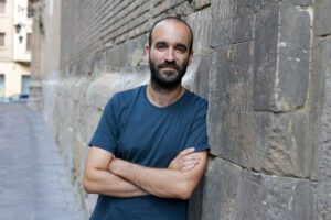 Eduard Sola, ganador del Goya al Mejor Guión Original 2025 por 'Casa en flames', asegura en una entrevista con EFE que el guionista es un "agente social" y no alguien "huraño que están en su casa esperando la imaginación", por lo que "debe mantenerse dentro de la sociedad sin olvidarse de ella". EFE/Javier Cebollada