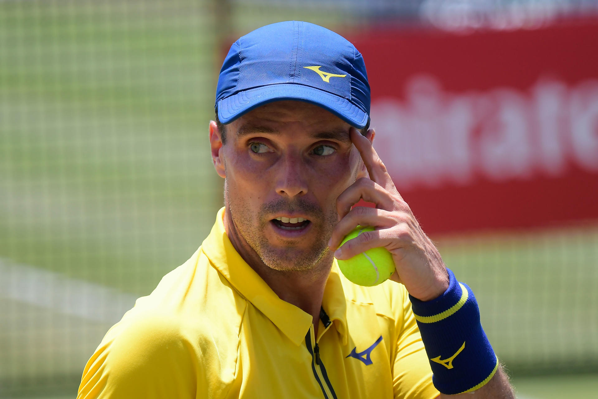 El tenista español Roberto Bautista se enfrenta al argentino Tomás Martín Etcheverry durante un partido del torneo de tenis sobre hierba Mallorca Championships, este martes, en el Mallorca Country Club, en Palma. EFE/ Miquel A. Borràs