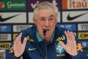 El entrenador de la selección de Brasil, Carlo Ancelotti, habla durante una rueda de prensa en Guayaquil (Ecuador). EFE/José Jacome