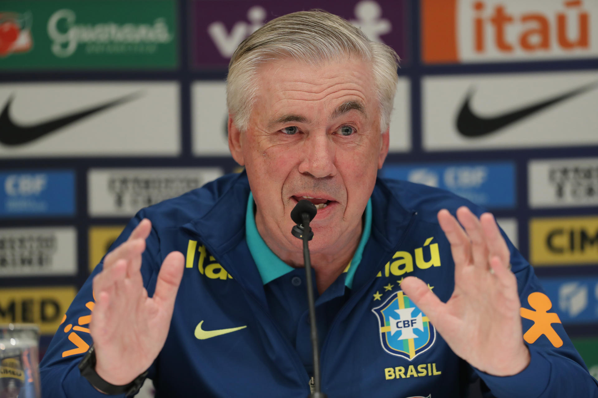 El entrenador de la selección de Brasil, Carlo Ancelotti, habla durante una rueda de prensa en Guayaquil (Ecuador). EFE/José Jacome