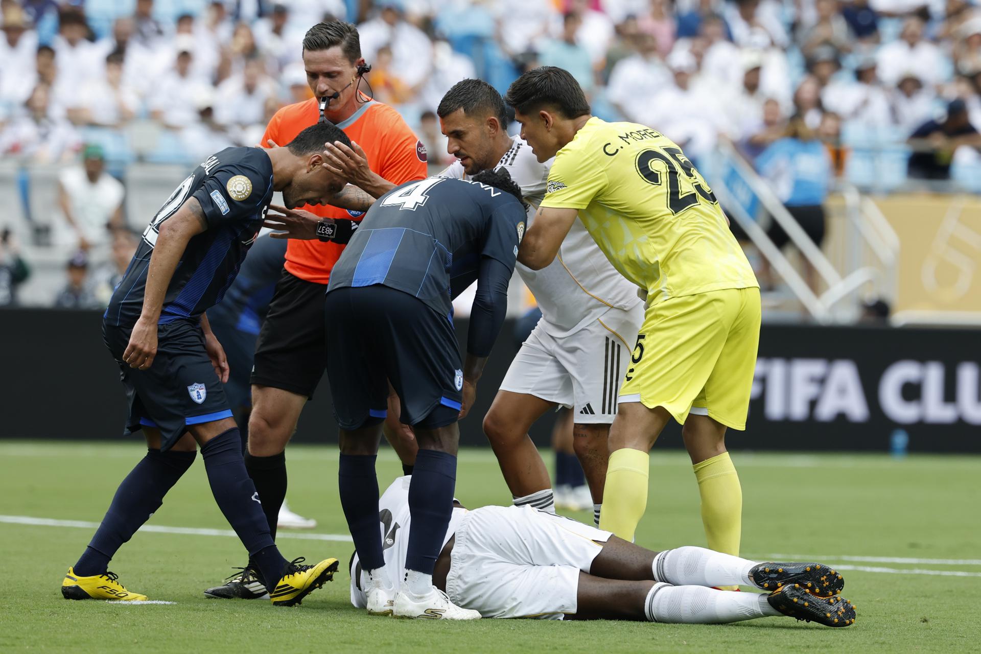 Gustavo Cabral (2-i) y el portero Carlos Moreno, de Pachuca, se acercan al jugador del Real Madrid Antonio Rudiger, que está en el césped. EFE/EPA/ERIK S. LESSER