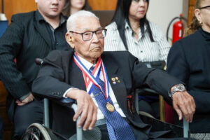 El excombatiente de la Guerra del Chaco Virgilio Dávalos Rey asiste a un homenaje este miércoles, en el Senado de Paraguay en Asunción (Paraguay). EFE/ Senado de Paraguay