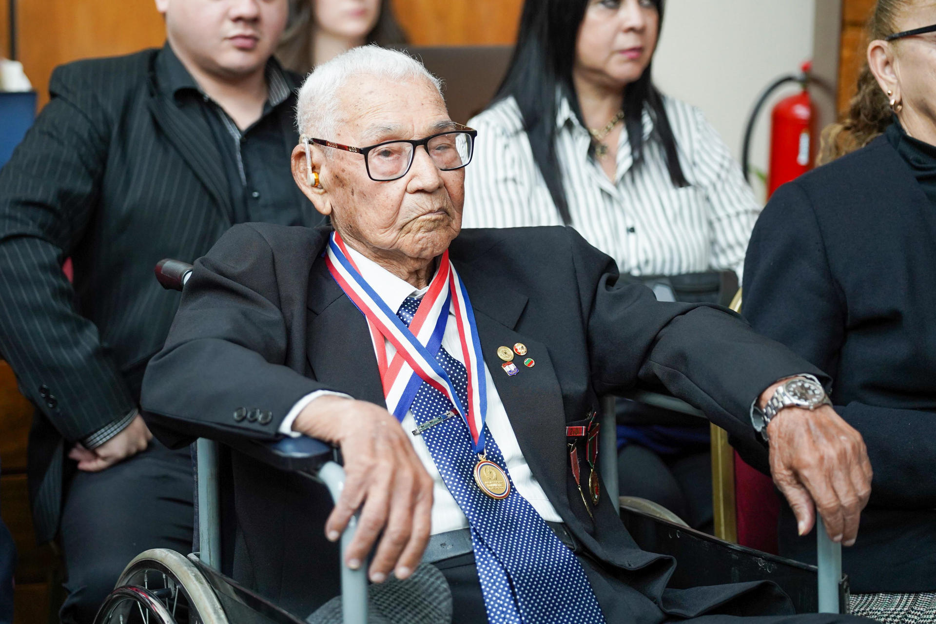 El excombatiente de la Guerra del Chaco Virgilio Dávalos Rey asiste a un homenaje este miércoles, en el Senado de Paraguay en Asunción (Paraguay). EFE/ Senado de Paraguay
