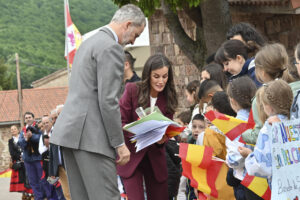 El rey Felipe VI (i) y la reina Letizia (c) a su llegada este martes a la localidad palentina de Brañosera con motivo de la conmemoración del 1.200 aniversario de su fuero. EFE/ Almudena Álvarez
