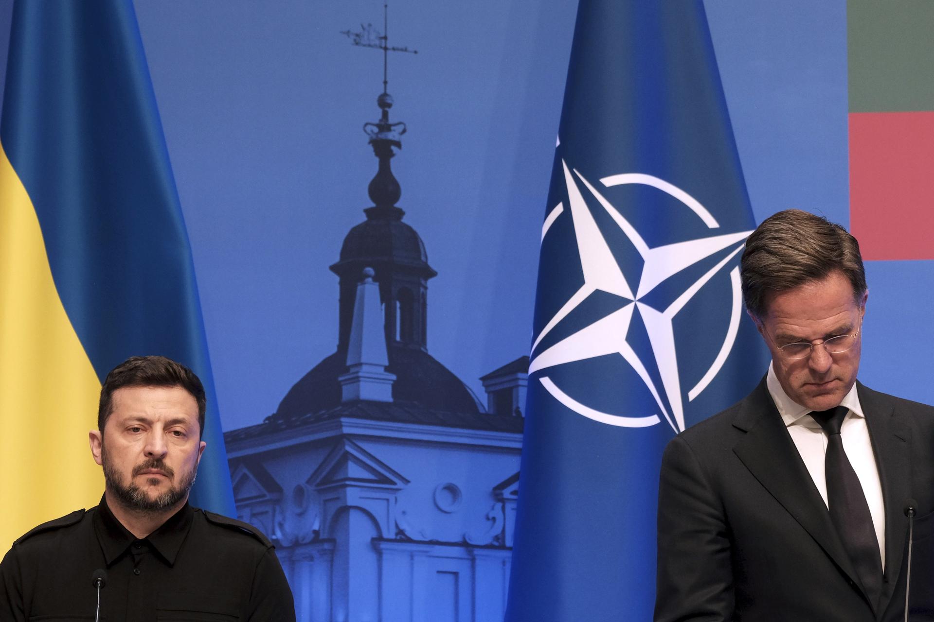 El presidente de Ucrania, Volodímir Zelenski (i), y el secretario general de la OTAN, Mark Rutte, al asistir este lunes, 2 de junio, a una conferencia de prensa conjunta durante la Cumbre de Vilna del B9 (los Nueve de Bucarest) y los países nórdicos, en Vilna (Lituania). EFE/Toms Kalnins