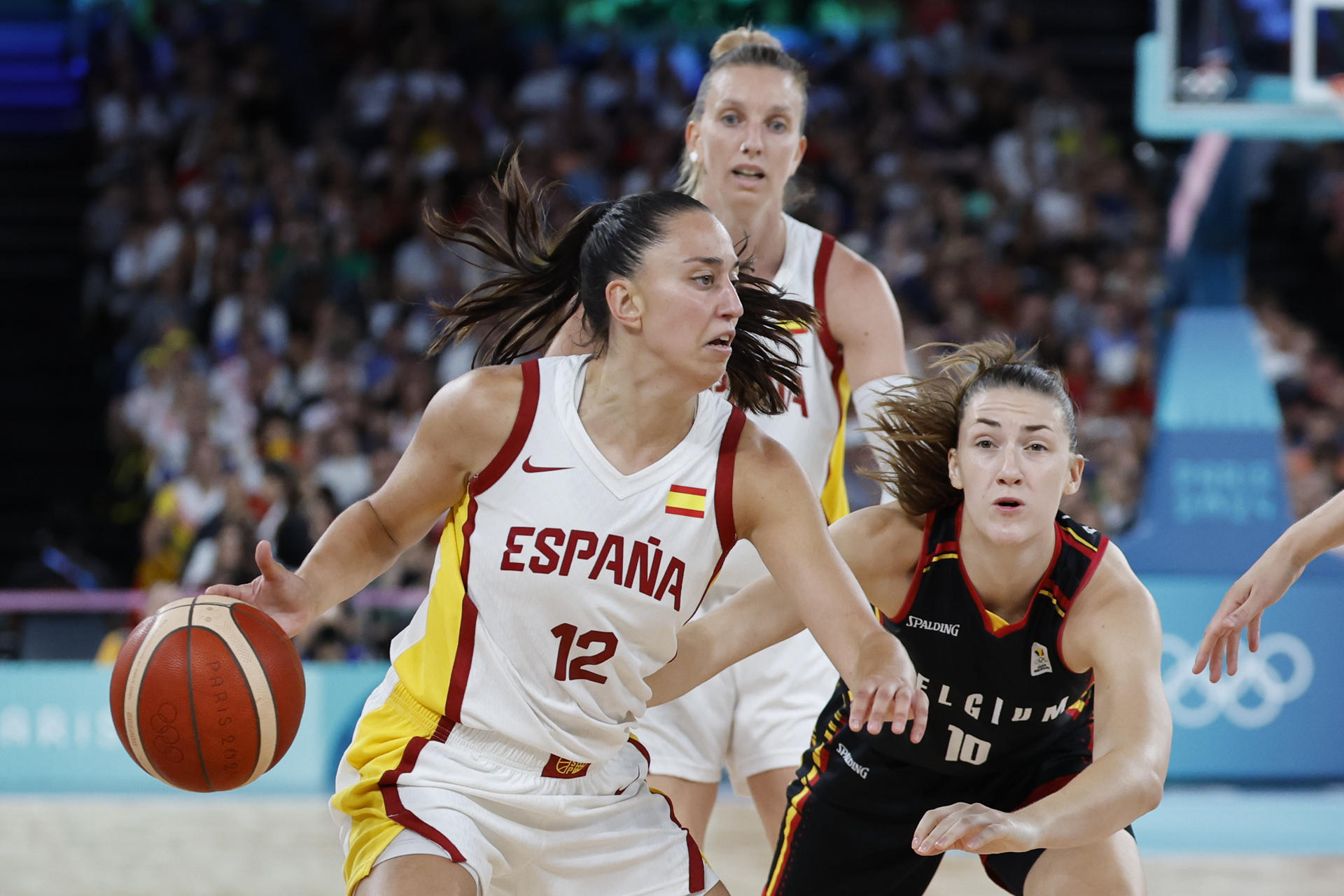 La jugadora española Maite Cazorla (i) con el balón ante la jugadora de Bélgica Laure Resimont durante el partido de cuartos de final de los Juegos Olímpicos de París 2024. EFE/ Miguel Gutiérrez