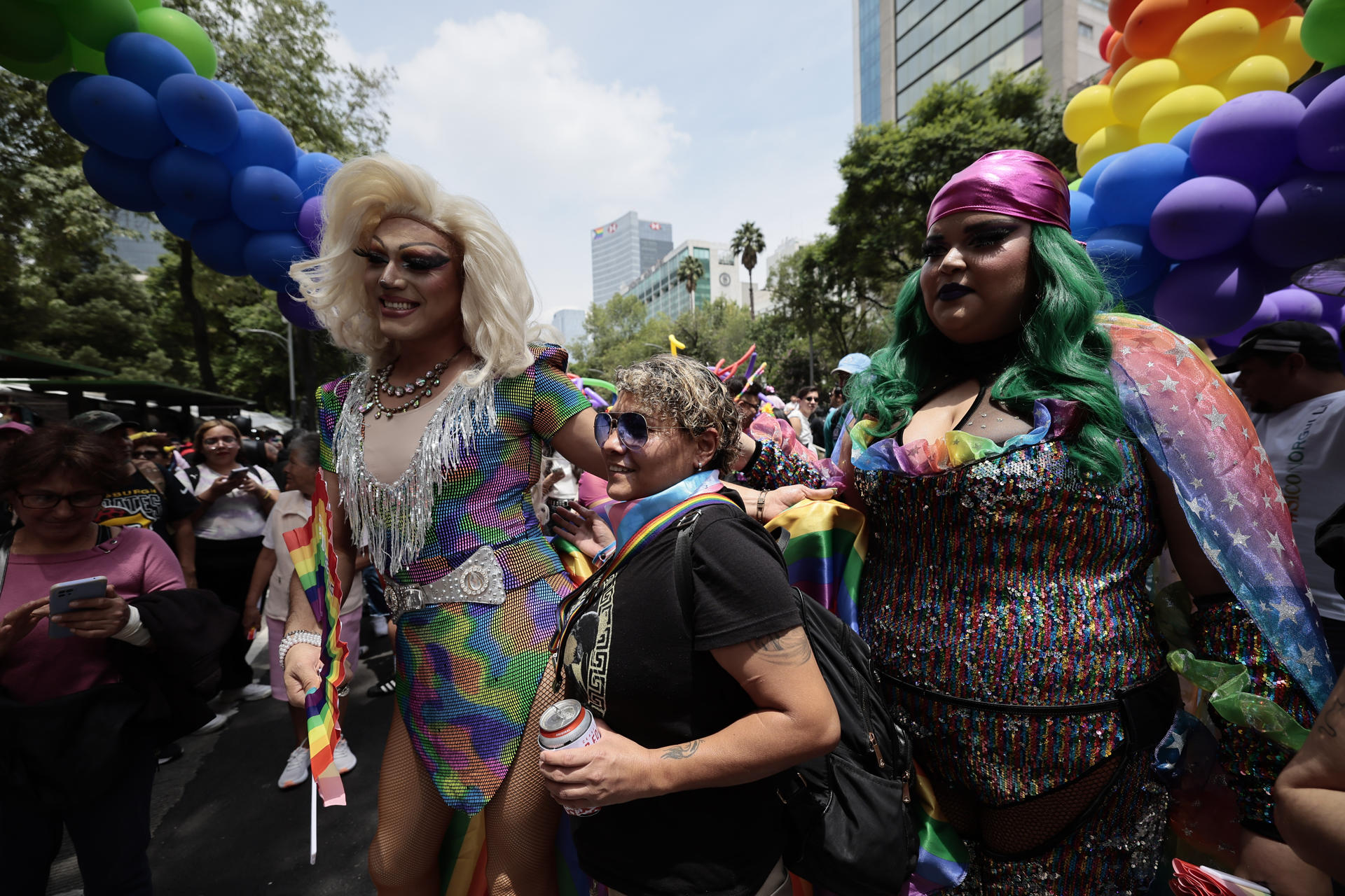 Personas participan en una marcha por el Día Internacional del Orgullo LGTBI este sábado, en Ciudad de México (México). EFE/ José Méndez