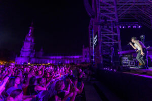 El cantante Antoñito Molina durante el concierto que ha ofrecido este sábado en el Icónica Santa Lucía Sevilla Fest que se celebra en la capital andaluza. EFE/Raúl Caro
