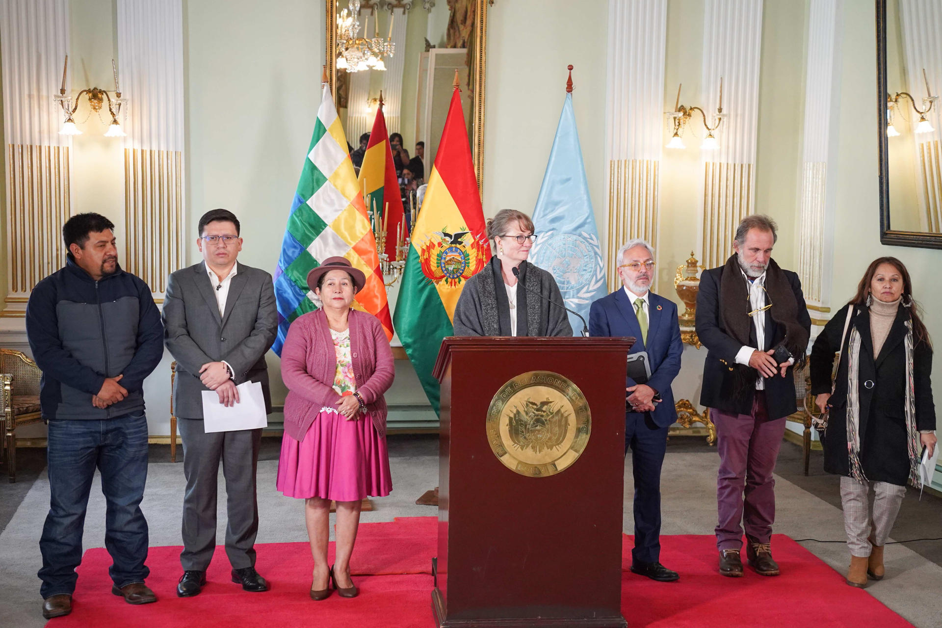 Fotografía cedida que muestra a la coordinadora residente de la ONU en Bolivia, Anna Pont, posando junto a autoridades de Gobierno en La Paz (Bolivia). EFE/ Ministerios De Exteriores