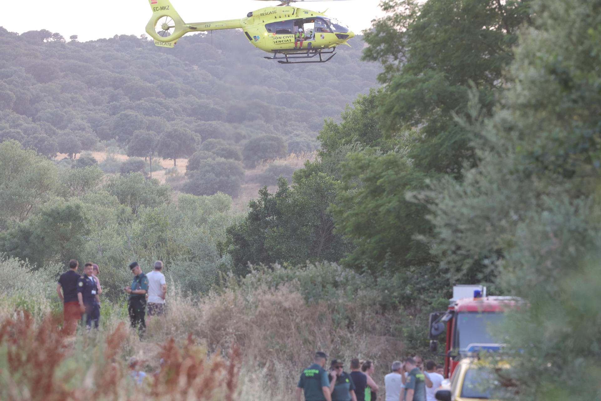 Miembros de los servicios de rescate trabajan en las labores de búsqueda del menor de 14 años que ha desaparecido mientras se bañaba este domingo por la tarde en el río a su paso por la localidad salmantina de Alba de Tormes. EFE/ JM.Garcia