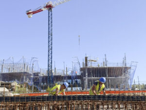 GRAFCAV8387. BILBAO, 06/06/2025.-Trabajadores realizan un encofrado en una promoción de viviendas en Bilbao. El precio de la vivienda acentuó su subida al 12,2 % interanual en el primer trimestre, el mayor incremento que registra en 18 años -desde el primer trimestre de 2007-, según los datos difundidos este viernes por el Instituto Nacional de Estadística (INE). EFE/Luis Tejido