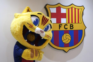 Tiene solo siete meses de vida y CAT, la mascota que el FC Barcelona creó para conmemorar su 125 aniversario, ha revolucionado al barcelonismo, como si del último gran fichaje mediático se tratara, y también las redes, con más de 2,6 millones de seguidores entre Tiktok e Instagram. EFE/Alejandro Garcia
