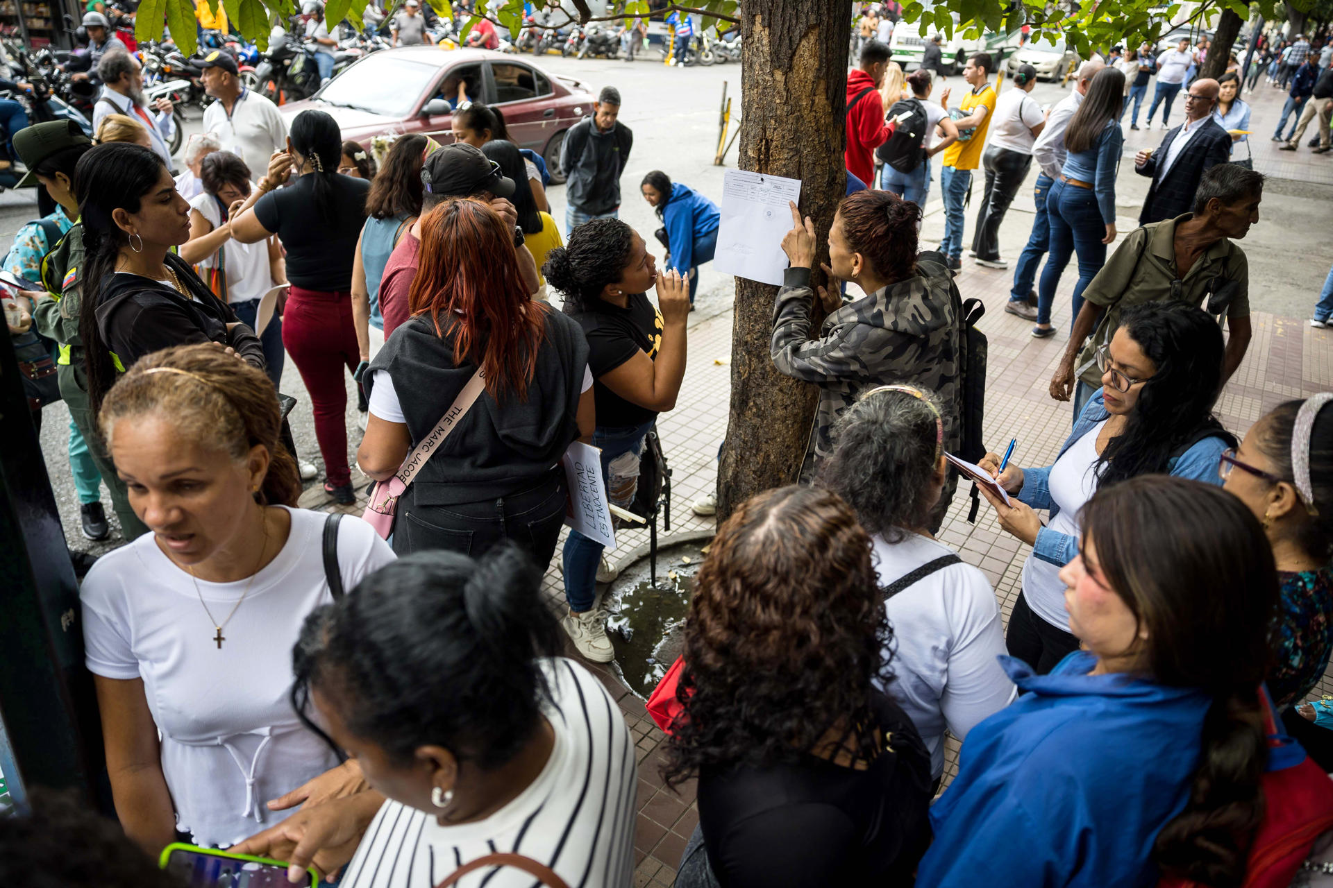 Personas del movimiento 'Madres en defensa de la verdad' se reunen este miércoles en inmediaciones de los tribunales del Palacio de Justicia en Caracas (Venezuela). EFE/ Miguel Gutierrez