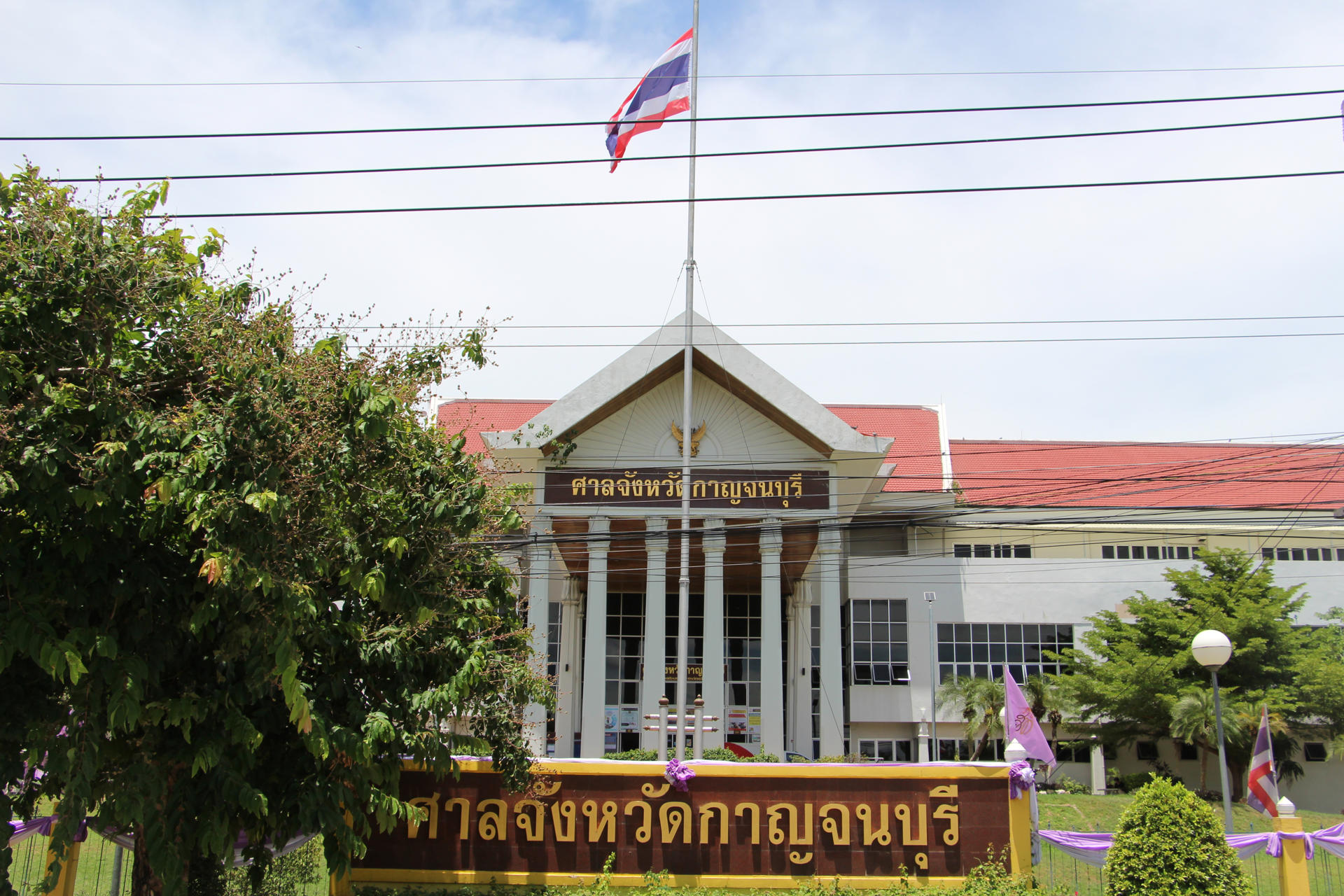KANCHANABURI (TAILANDIA), 18/06/2025.- Vista exterior del Tribunal Provincial de Kanchanaburi en Kanchanaburi, Tailandia, este miércoles. El youtuber y naturalista español Frank Cuesta ha sido condenado este miércoles a pagar una multa de 30.000 bat (unos 800 euros) por posesión ilegal de animales protegidos, según una sentencia del citado tribunal. EFE/ Brian Bujalance