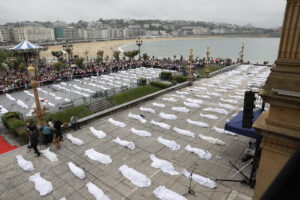 Movilización convocada por la plataforma Gernika-Palestina este domingo junto a la playa de La Concha de San Sebastián. EFE/Juan Herrero