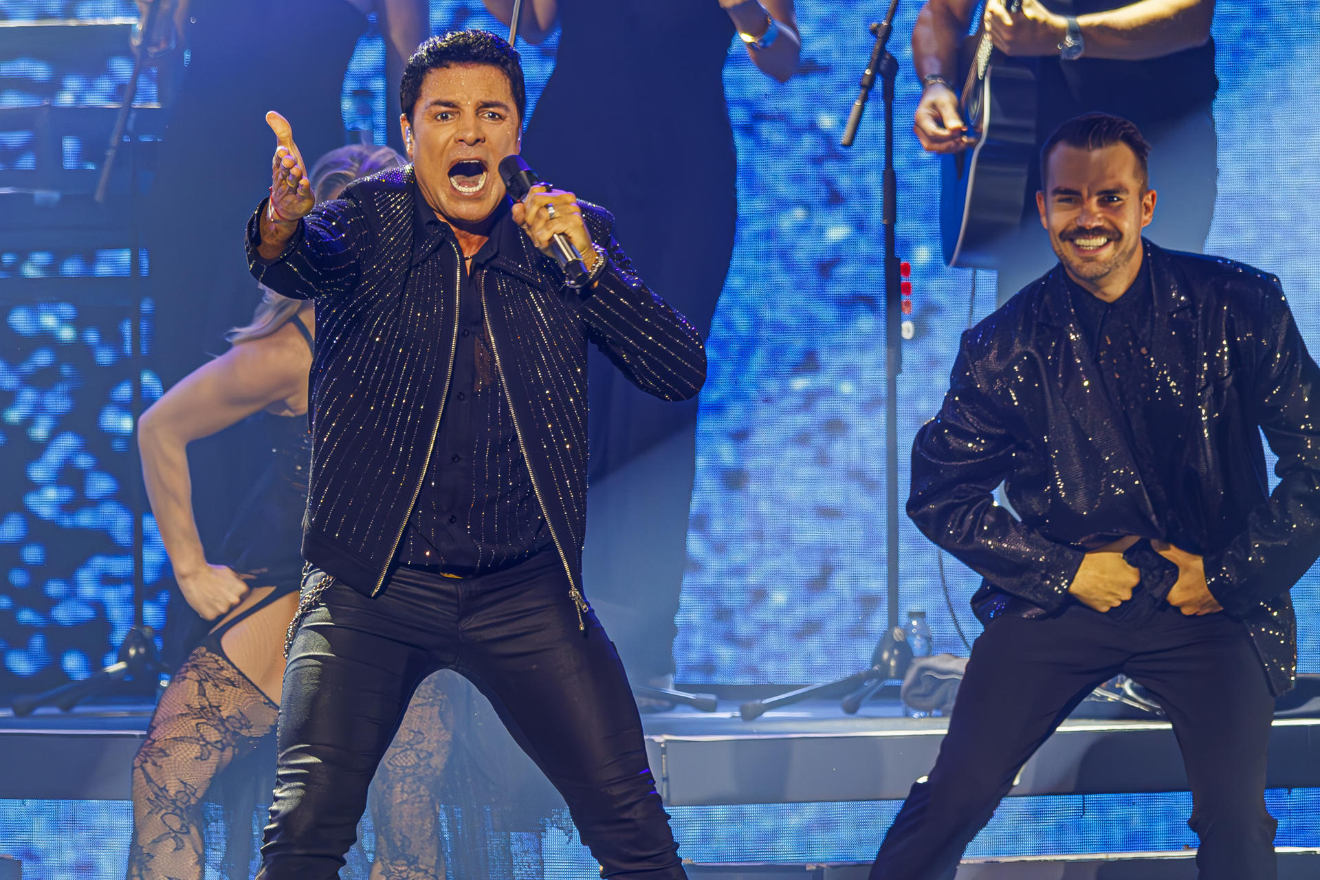 El cantante y compositor portorriqueño Chayanne durante el concierto que ofrece este viernes en Zaragoza, dentro de su gira "Bailemos otra vez". EFE/JAVIER BELVER