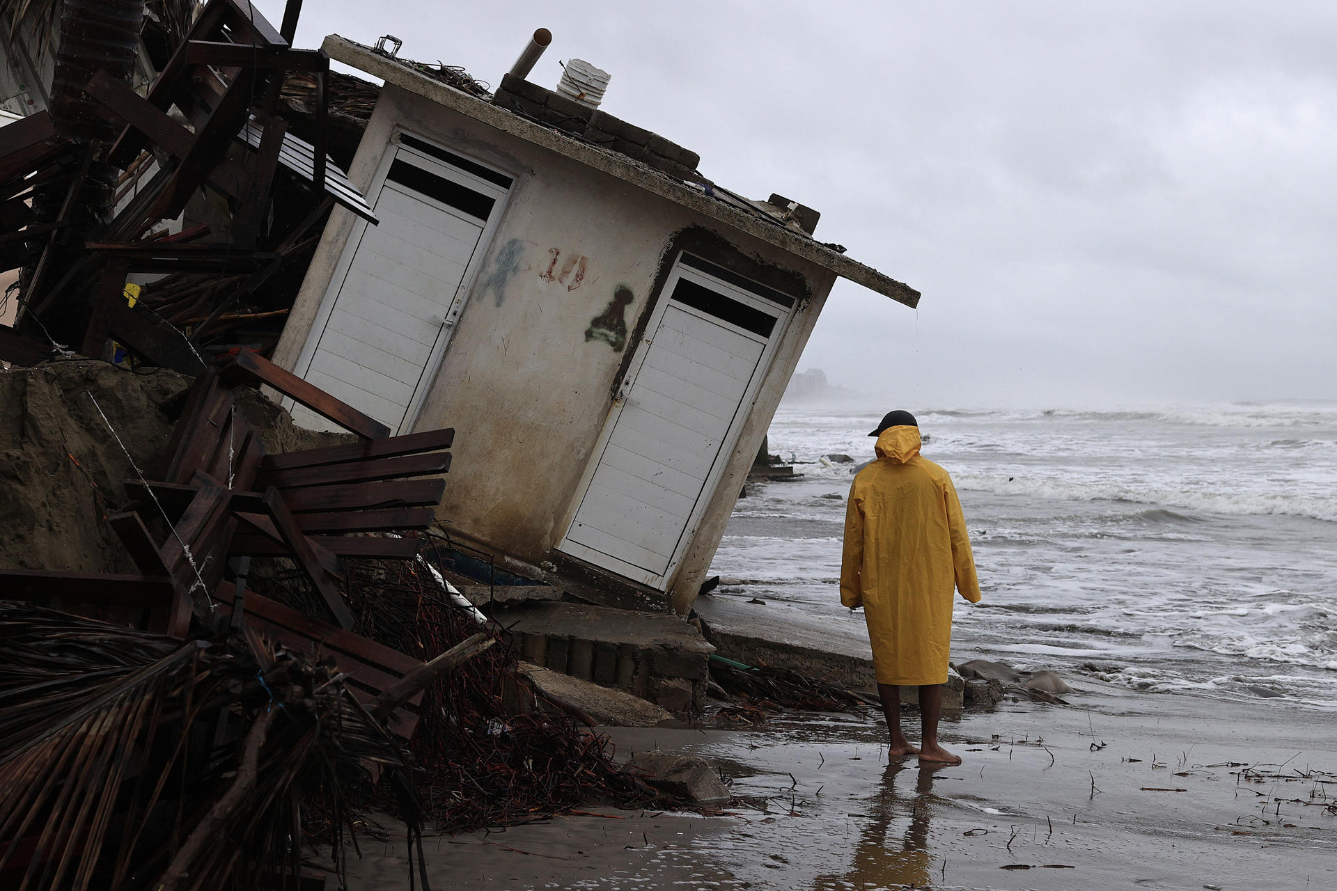 Una persona observa los estragos causados por el fuerte oleaje e intensas lluvias, en Acapulco (México). EFE/ David Guzmán