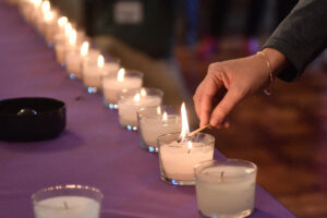 Imagen de archivo (26/11/2024) Encendido de velas durante el acto con motivo del Día Internacional por la Eliminación de la Violencia contra las Mujeres en el Parlament balear en Palma.-EFE/ Miquel A. Borràs