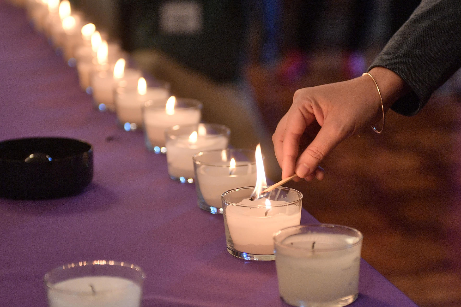 Imagen de archivo (26/11/2024) Encendido de velas durante el acto con motivo del Día Internacional por la Eliminación de la Violencia contra las Mujeres en el Parlament balear en Palma.-EFE/ Miquel A. Borràs