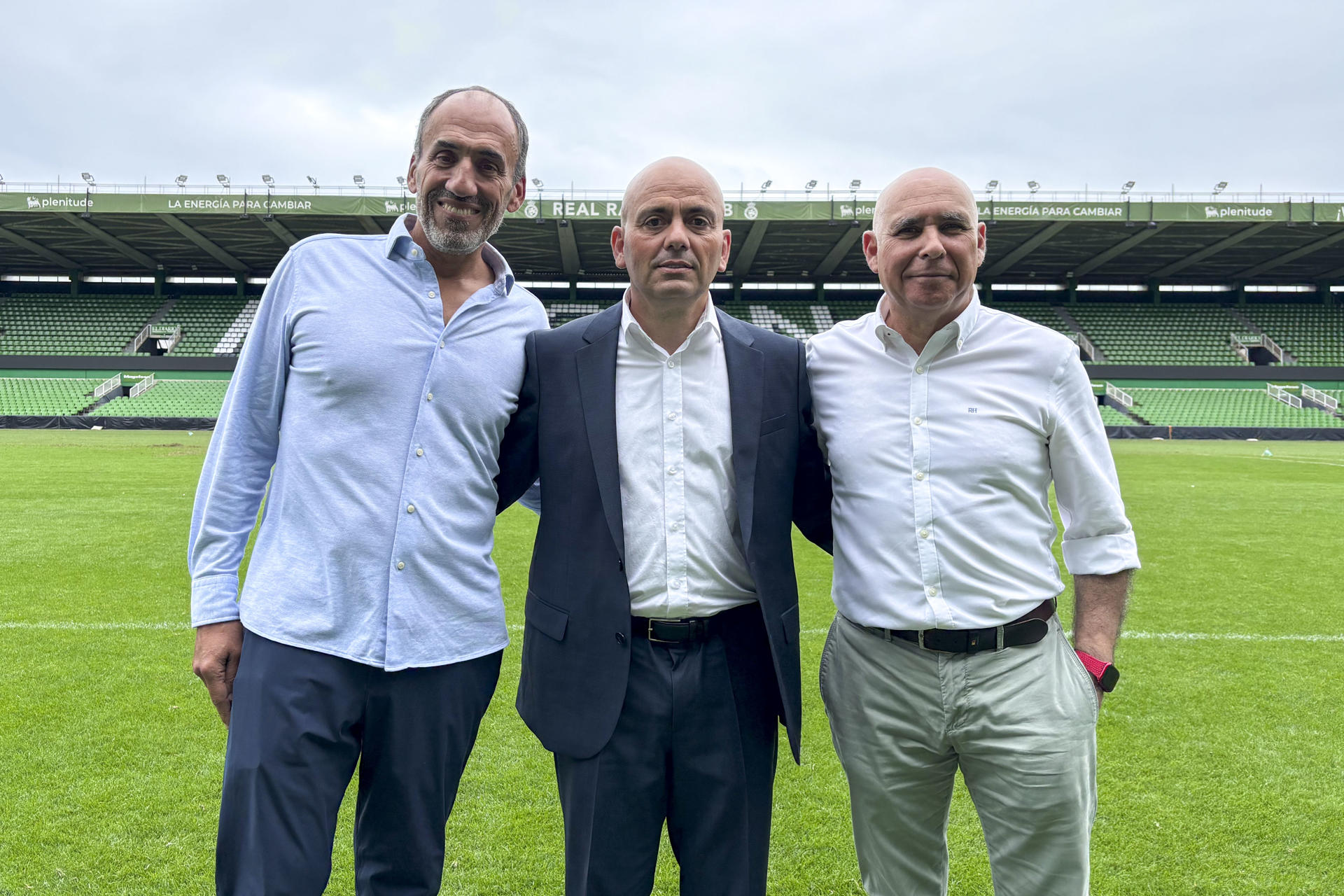 El presidente Del Real Racing Club, Manuel Higuera (d), el nuevo director deportivo del club, Chema Aragón (c), y el máximo responsable del club, Sebastián Ceria (i), posan antes de la presentación del técnico vallisoletano. Aragón ha afirmado que el objetivo que tiene a su llegada al club cántabro es intentar confeccionar la mejor plantilla posible para poder mejorar la puntuación de la pasada campaña. EFE/Kike Serrano