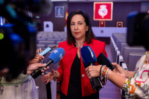 La ministra de Defensa, Margarita Robles, ofrece declaraciones tras el acto de clausura del XXVI Curso de Estado Mayor de las Fuerzas Armadas este jueves, en Madrid. EFE/ Daniel González