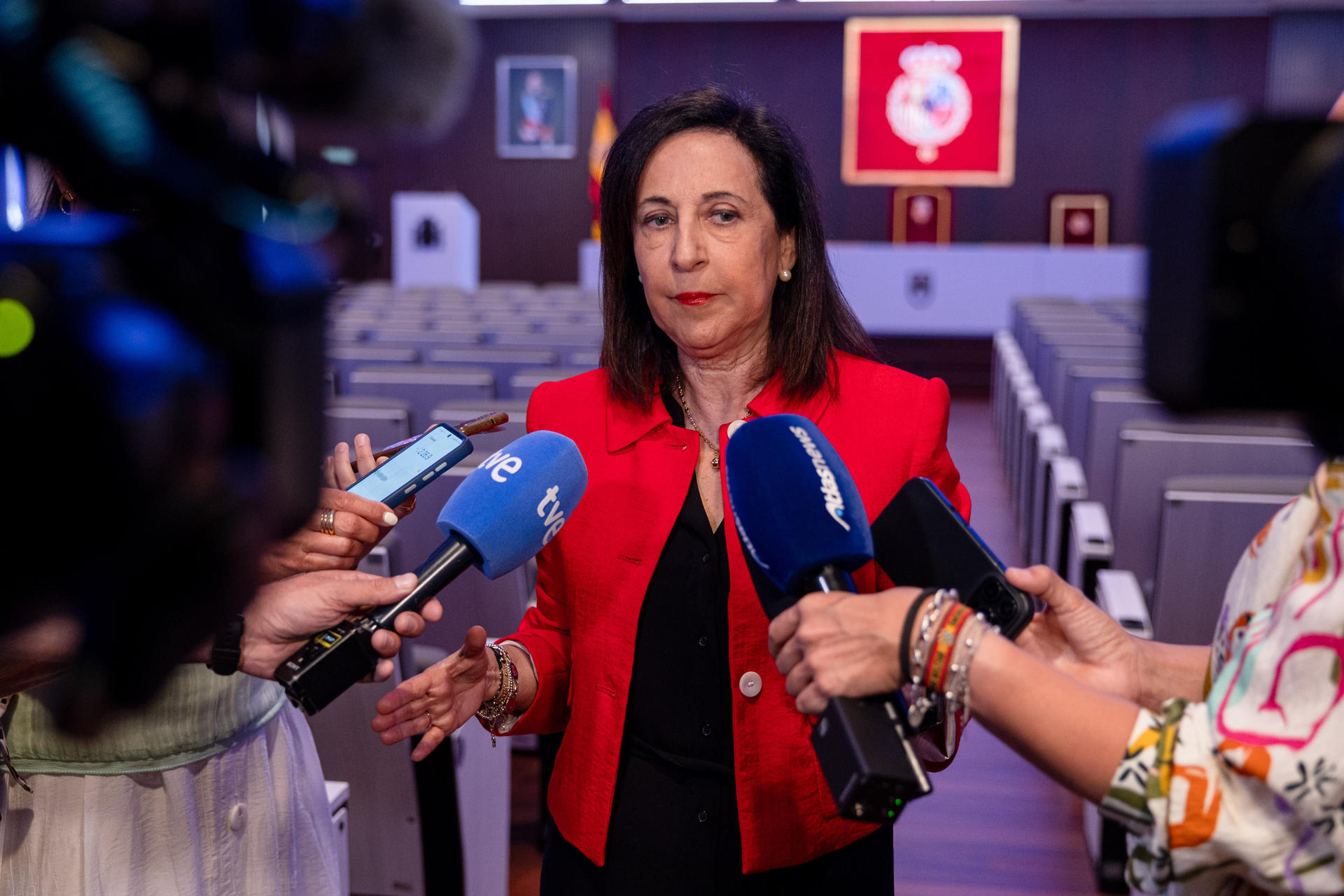 La ministra de Defensa, Margarita Robles, ofrece declaraciones tras el acto de clausura del XXVI Curso de Estado Mayor de las Fuerzas Armadas este jueves, en Madrid. EFE/ Daniel González