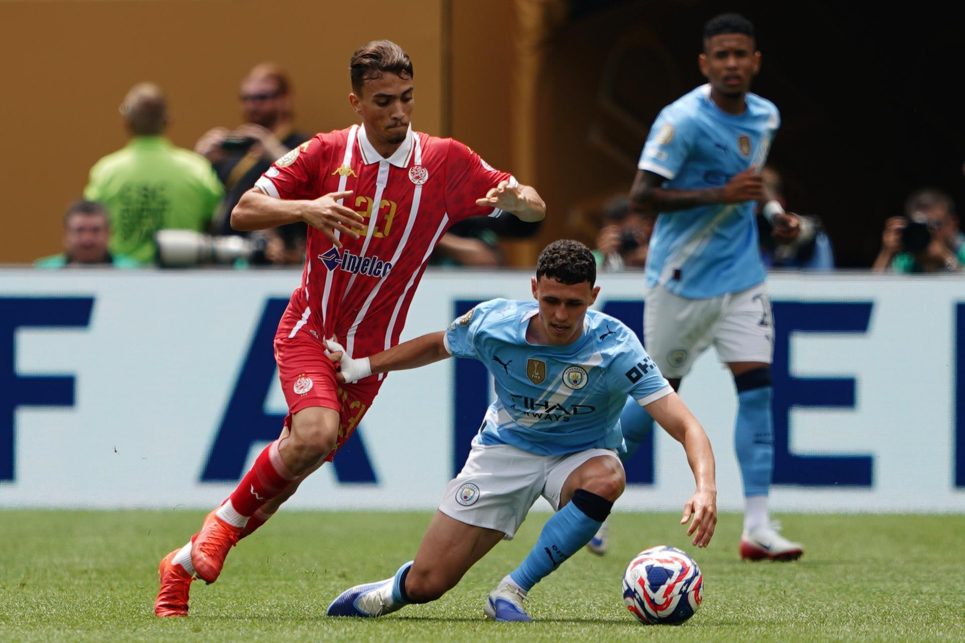 Phil Foden (d), del Manchester City, avanza ante la marca de Oussama Zemraoui, del Wydad. EFE/EPA/WILL OLIVER