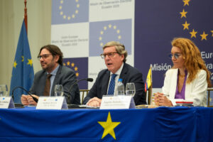 El jefe de misión de observación electoral en Ecuador de la Unión Europea (UE), Gabriel Mato (c), habla junto al jefe adjunto, José Antonio de Gabriel (i), y la analista legal, Angeles Mohedo Pérez, durante la presentación del informe final de las elecciones presidenciales, tras haber descartado desde un inicio cualquier posibilidad de fraude en el resultado que dio la reelección al actual presidente, Daniel Noboa, frente a las denuncias sin pruebas consistentes realizadas desde el correísmo. EFE/Vicente Costales