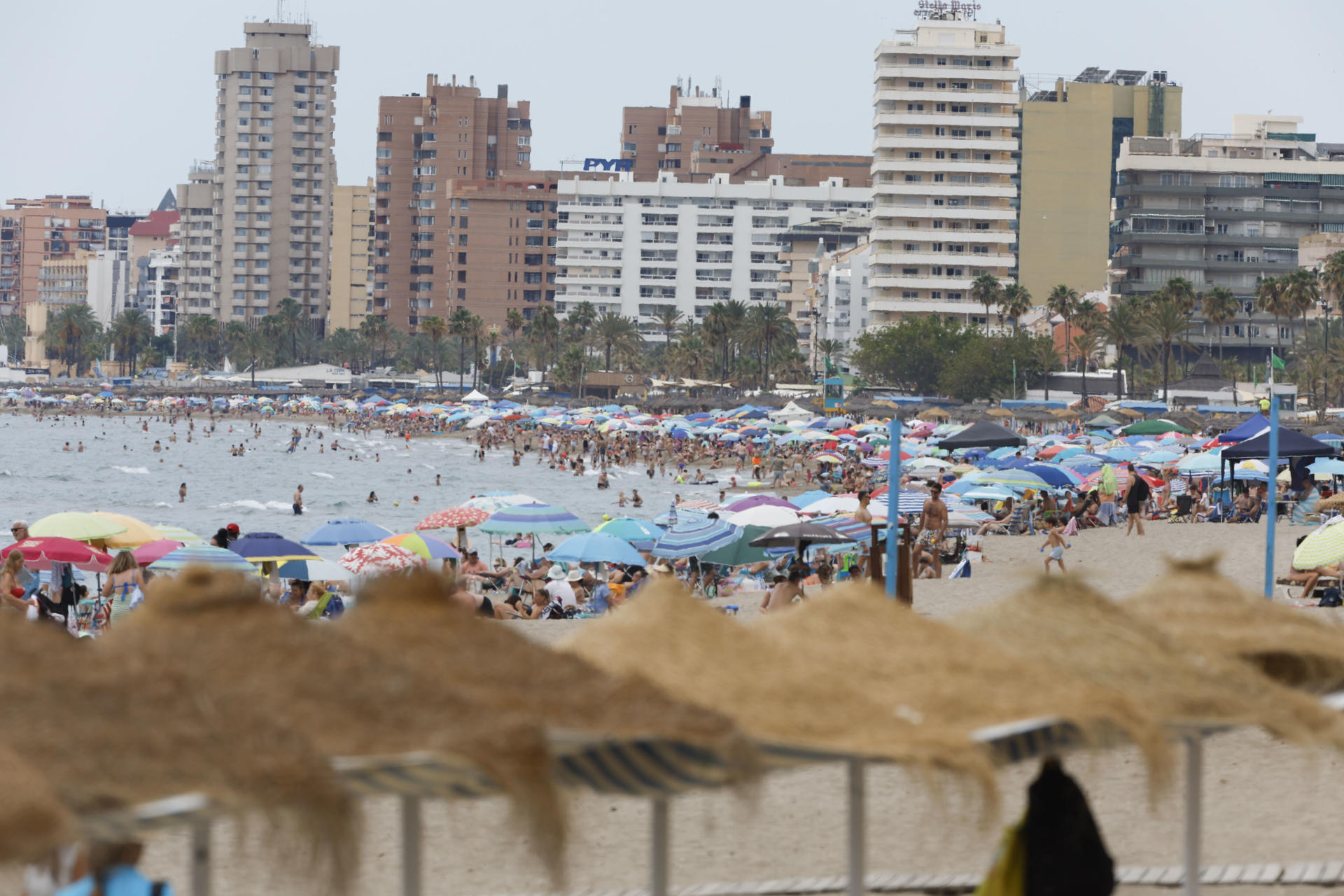 Vista de la playa de Torreblanca en Fuengirola este domingo. EFE/ Jorge Zapata