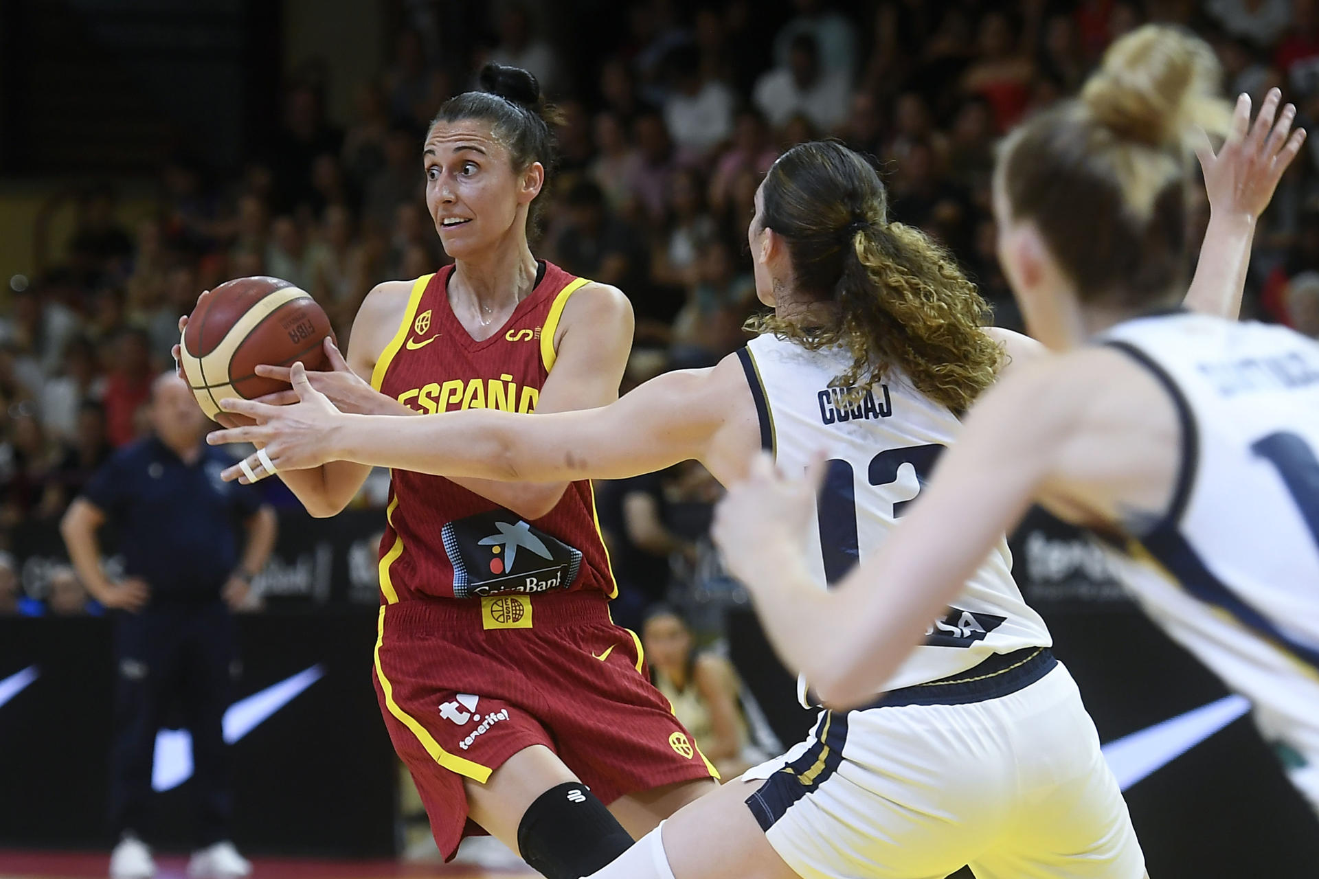 La jugadora de la selección española Alba Torrens, durante el partido amistoso femenino de preparación para el Eurobasket, este domingo en Inca (Mallorca).-EFE/ Miquel A. Borràs