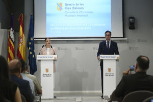 La presidenta del Govern Balear, Marga Prohens y el vicepresidente y conseller de Economía, Antoni Costa. EFE/MIQUEL A. BORRÀS