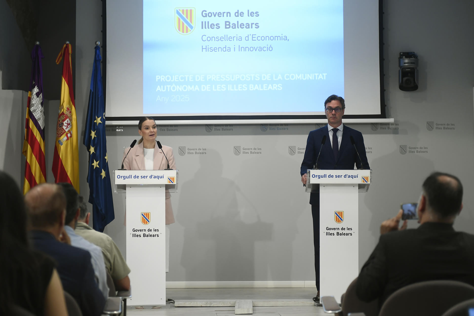 La presidenta del Govern Balear, Marga Prohens y el vicepresidente y conseller de Economía, Antoni Costa. EFE/MIQUEL A. BORRÀS
