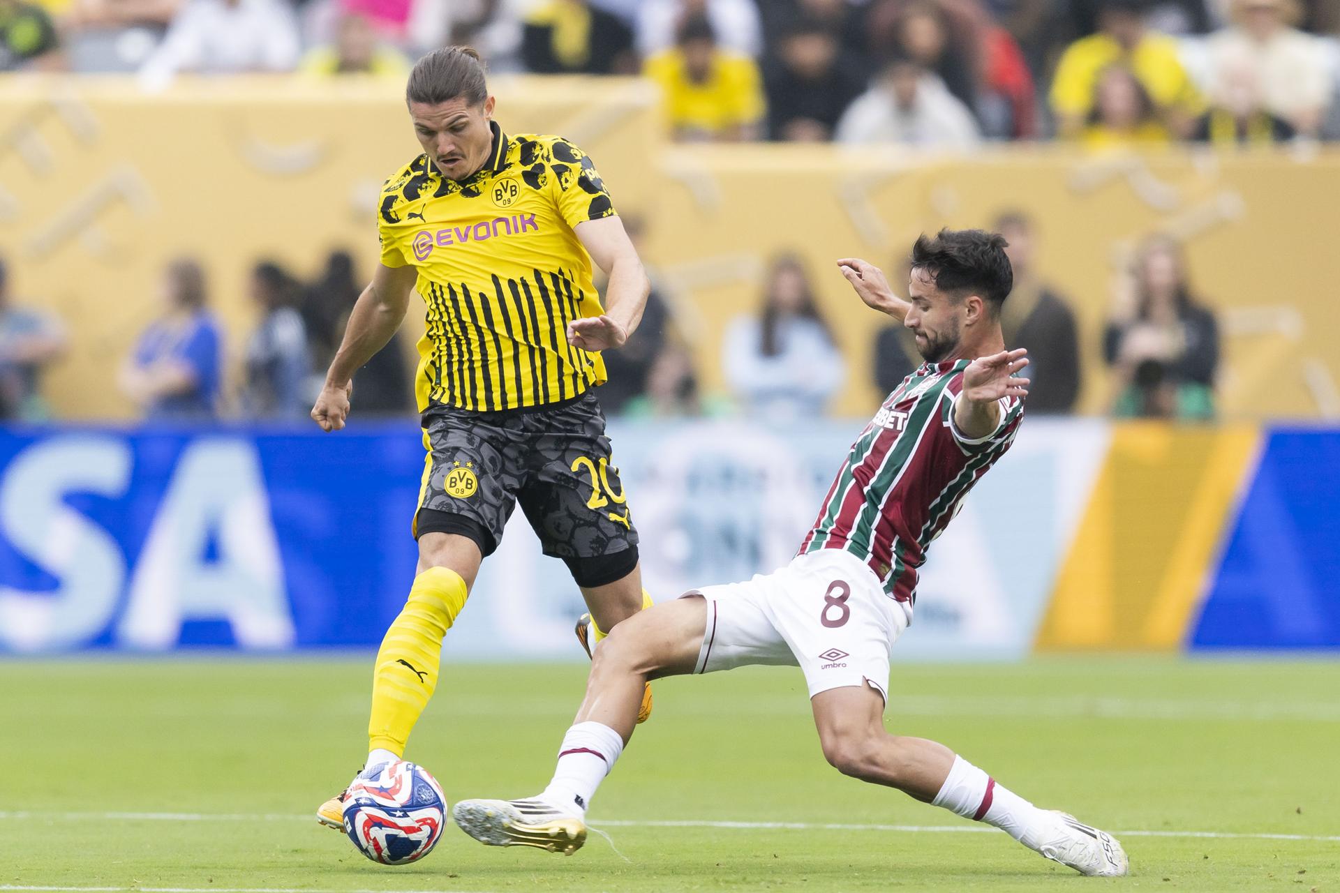 Marcel Sabitzer (I), del Borussia Dortmund, y Matheus Martinelli (D), del Fluminense, luchan por el balón durante el partido por la Copa Mundial de Clubes de la FIFA 2025 en East Rutherford (Nueva Jersey, EE. UU.)., 17 de junio de 2025. EFE/JUSTIN LANE