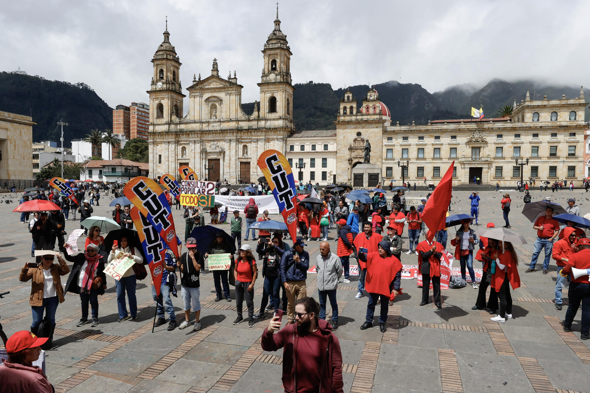 Personas sostienen carteles durante una manifestación convocada por centrales obreras para apoyar la reforma laboral y pedir al Senado que apruebe el texto original este lunes, en la Plaza de Bolívar de Bogotá (Colombia). EFE/ Mauricio Dueñas Castañeda
