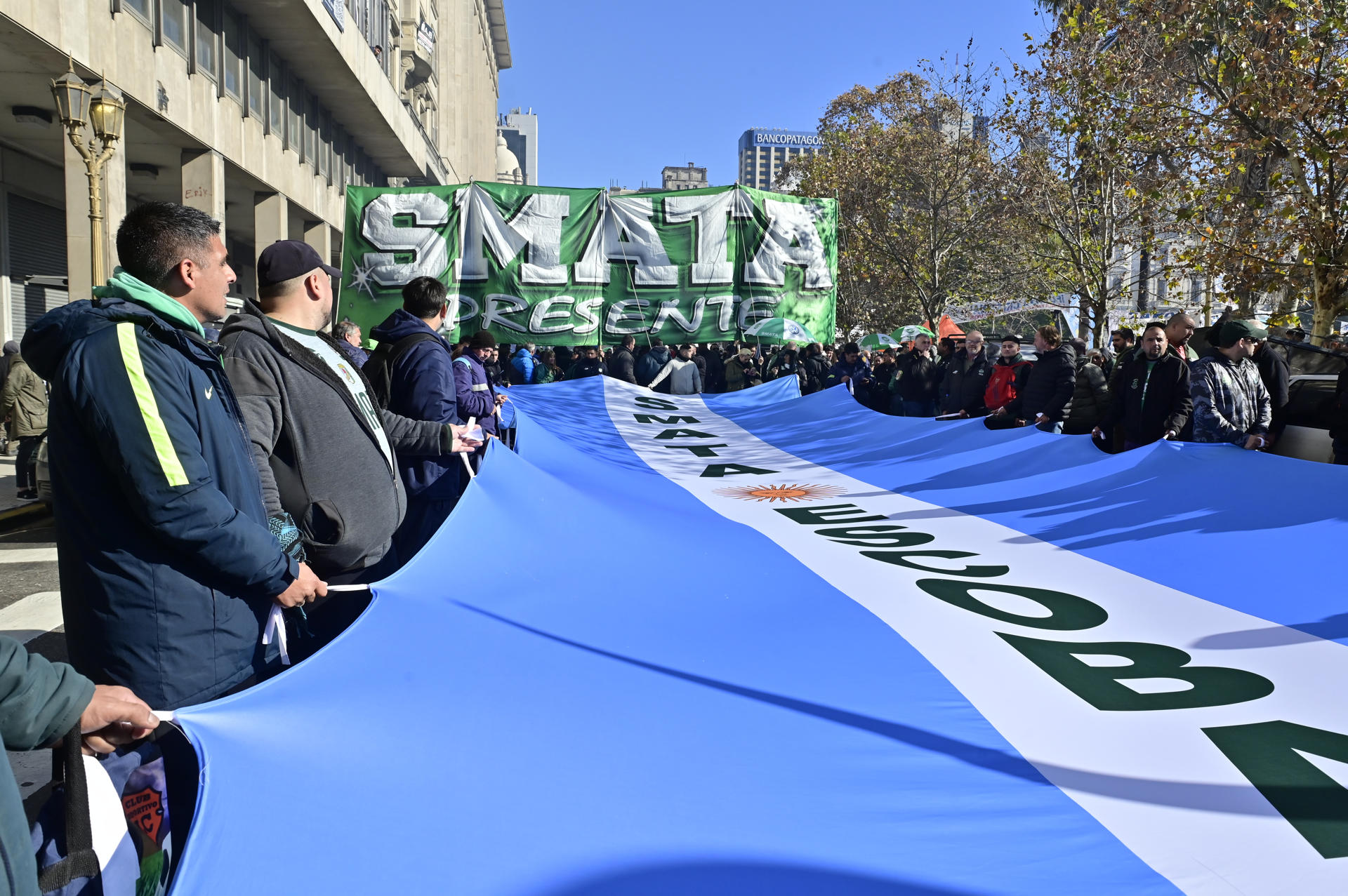 Personas participan en una protesta por la condena a la expresidenta de Argentina Cristina Fernández de Kirchner este miércoles, en la Plaza de Mayo, en Buenos Aires (Argentina). EFE/Matías Martin Campaya