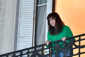 La expresidenta argentina Cristina Fernández reacciona desde el balcón de su casa en Buenos Aires, tras recibir la prisión domiciliaria. EFE/ Martín Quintana