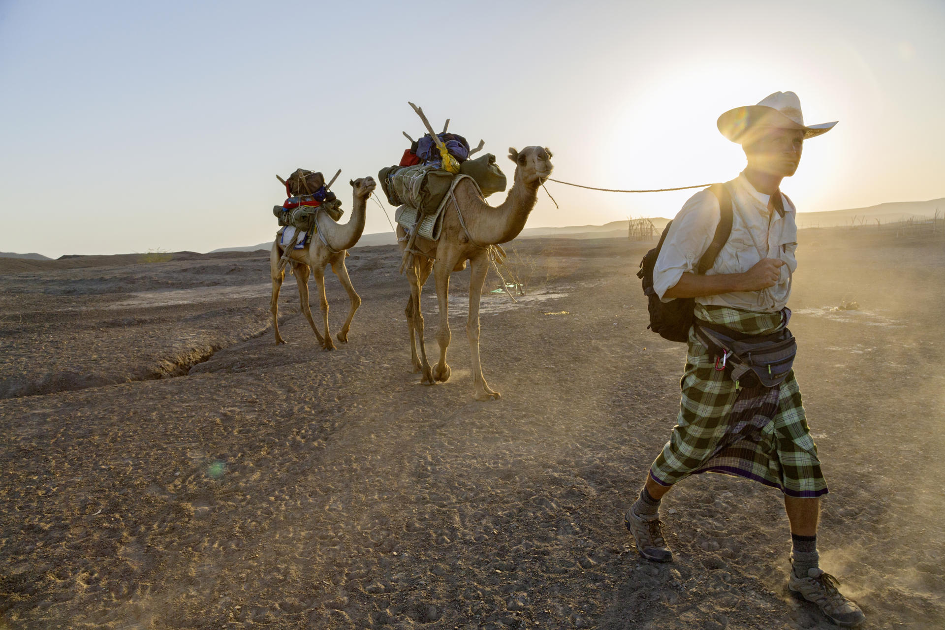 El explorador de National Geographic Paul Salopek guía dos camellos por el desierto de Afar, en Etiopía, en 2013, dentro de su proyecto "Out of Eden". EFE/John Stanmeyer/National Geographic -SOLO USO EDITORIAL/SOLO DISPONIBLE PARA ILUSTRAR LA NOTICIA QUE ACOMPAÑA (CRÉDITO OBLIGATORIO)-