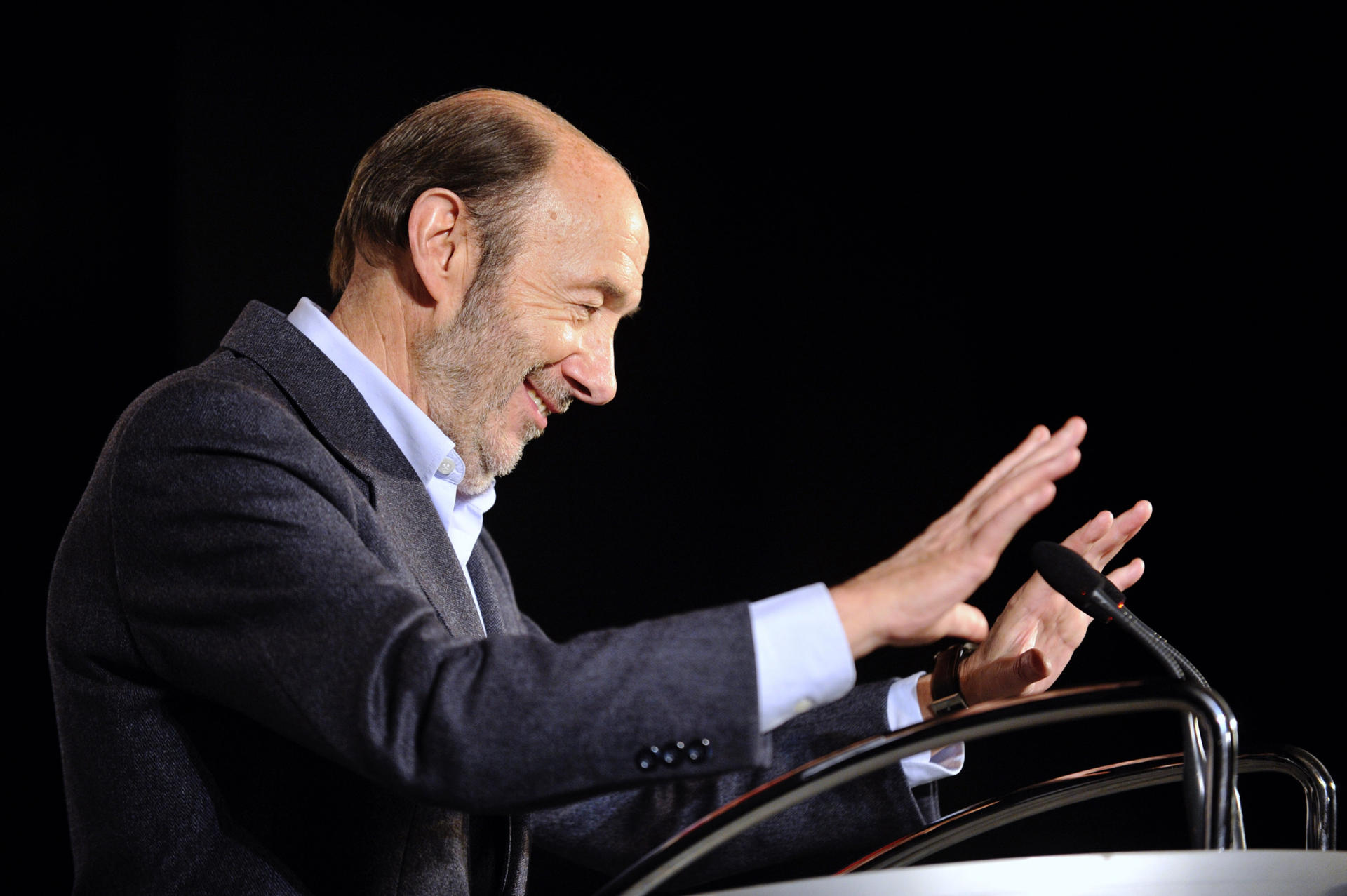 El ministro entregará la Gran Cruz de la Orden del Mérito a la Seguridad a título póstumo al exministro del Interior Alfredo Pérez Rubalcaba por sus aportaciones en la lucha contra el terrorismo, la violencia de género y la "sustancial mejora" de la seguridad vial. EFE/Ismael Herrero