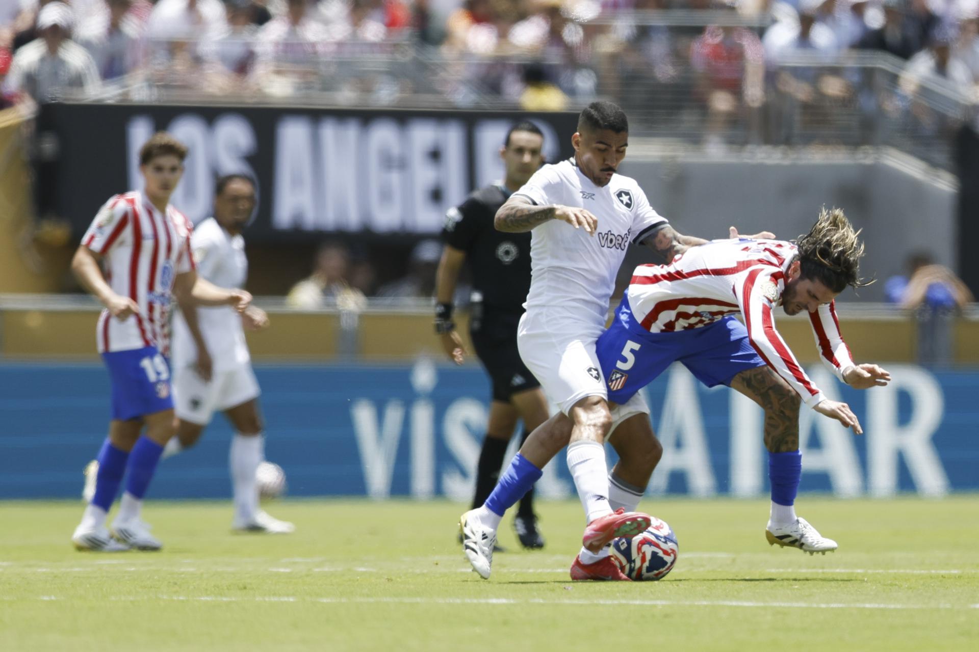 El centrocampista de Botafogo Gregore (i) impone su fuerza en marca para desequilibrar a mediocentro argentino de Atlético de Madrid (d) durante el partido de la última jornada de la fase de grupos del Mundial de Clubes jugado este lunes en Pasadena (California). EFE/EPA/CAROLINE BREHMAN